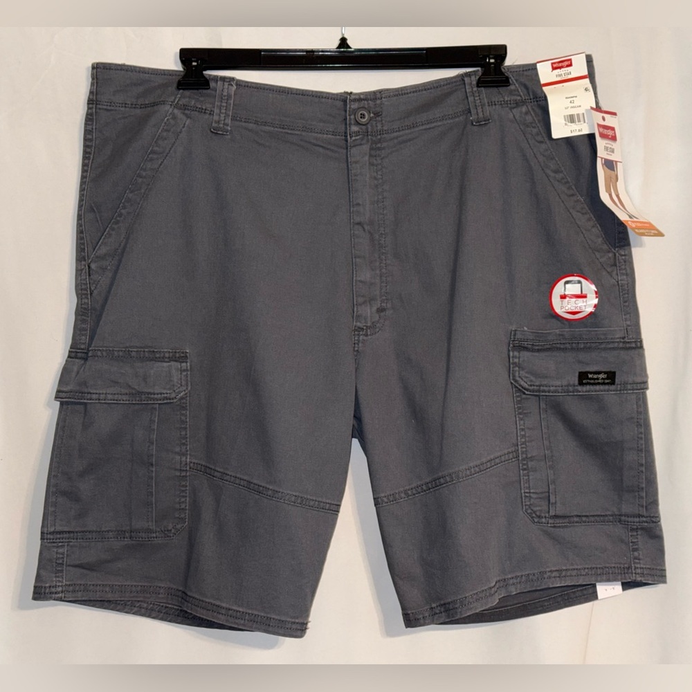 NWT Wrangler Dark Gray Relaxed Fit Cargo Shorts Size 42